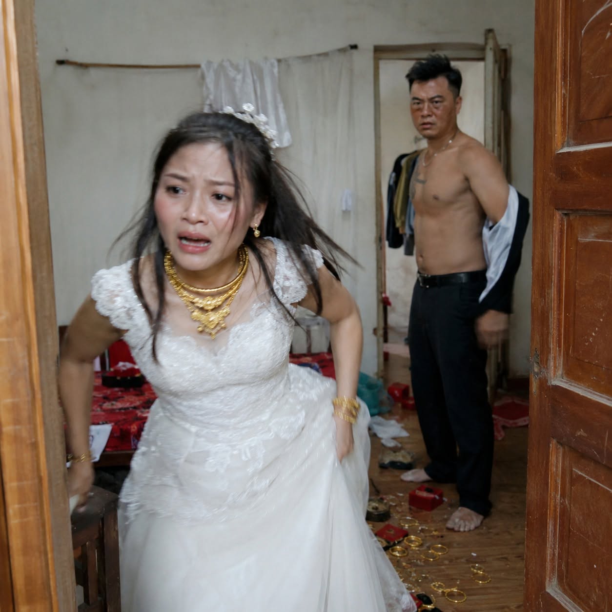 Tôi từng s/ung s/ướ/ng vì lấy được chồng giàu, nhưng trong đêm tânhôn, khi vào phòng làm việc của anh ta, tôi đã kinhhoàng đến mức muốn b;ỏ chạy ngay lập tức.”