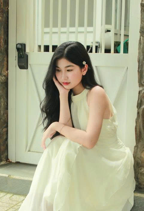 Tôi 21 tuổi, sinh viên năm ba của một trường đại học có tiếng tăm ở Hà Nội, được mọi người đánh giá khá xinh xắn và đáng yêu…