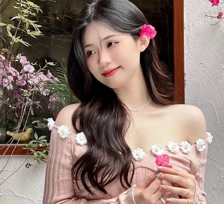 Chị gái vắng nhà, anh rể đang ố::m bất ngờ gọi tôi vào phòng riê,ng nhờ một việc khiến tôi chỉ muốn chạy đi ngay lập tức